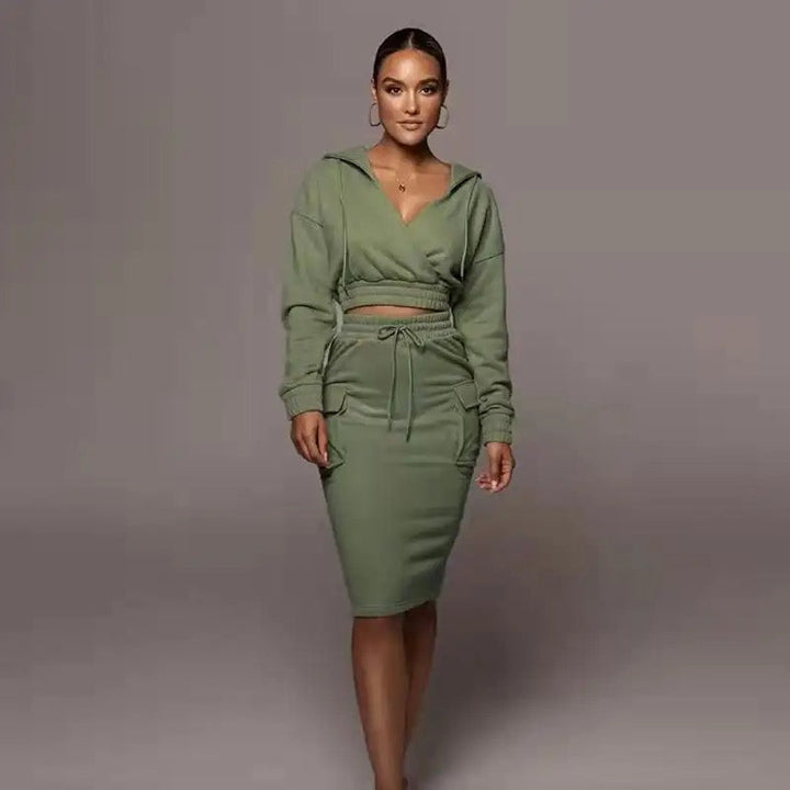 Frau in olivgrünem Kapuzenkleid, figurbetont, modisch, Freizeitkleidung, elegantes Design.