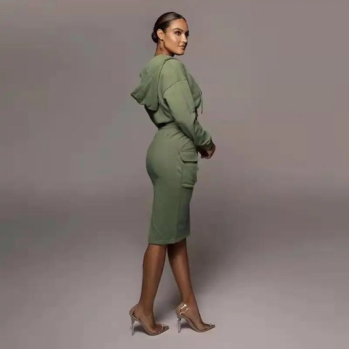 Frau in grünem Kapuzenkleid, elegantes Design, Mode, Freizeitkleidung, Damenmode.