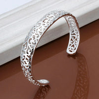 Silbernes filigranes Armband, offenes Design, elegantes Schmuckstück für Damen.
