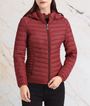 Damen-Daunenjacke, rot, gesteppt, mit Kapuze, Reißverschluss, Wintermode, warm, elegant.