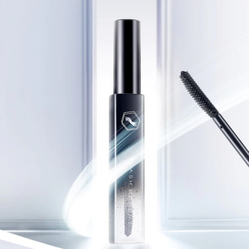 Schwarze Mascara-Flasche mit Bürste, modernes Design, Kosmetikprodukt, Wimpernverlängerung.