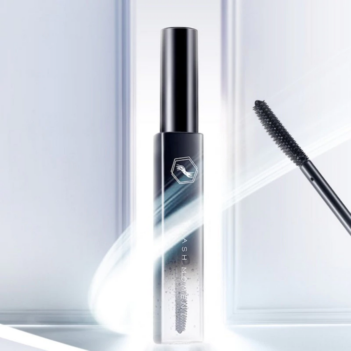 Schwarze Mascara-Flasche mit Bürste, modernes Design, Kosmetikprodukt, Wimpernverlängerung.