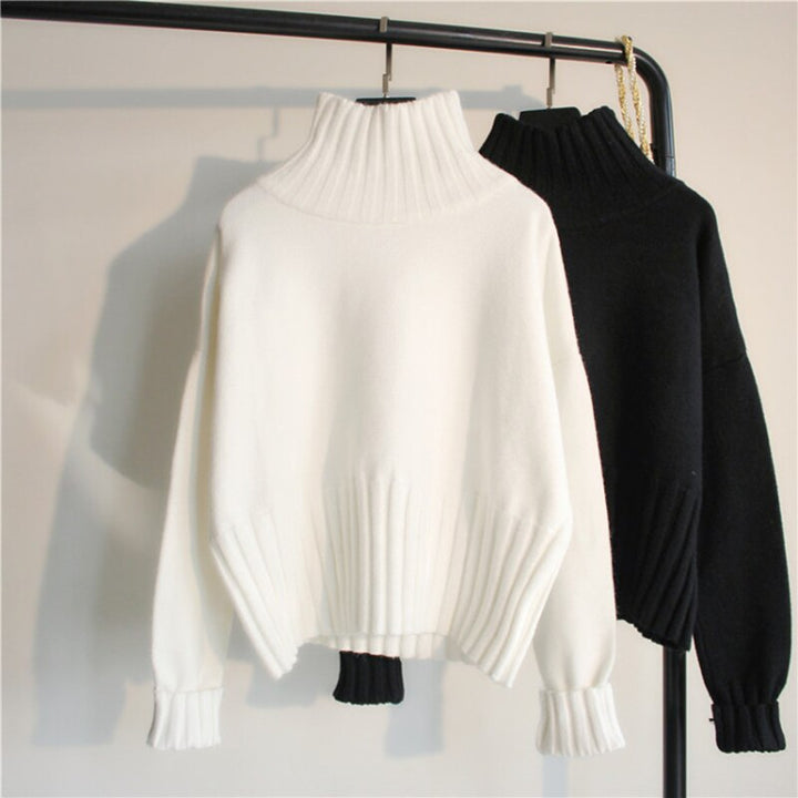 Weiße und schwarze Rollkragenpullover aus Wolle, Damenmode, Herbst-Winter, elegant, warm.