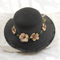 Schwarzer Damen-Strohhut mit Blumenverzierung, Sommerhut, elegant, modisch, Accessoire.