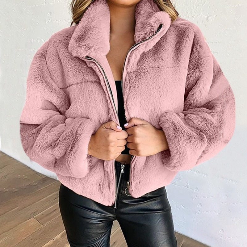 Frau in rosa Kunstpelzjacke, Reißverschluss, modisch, warm, Winterbekleidung, Damenmode.