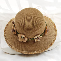 Damen Sonnenhut aus Stroh, beige, mit Blumenverzierung, ideal für Sommermode und Strand.