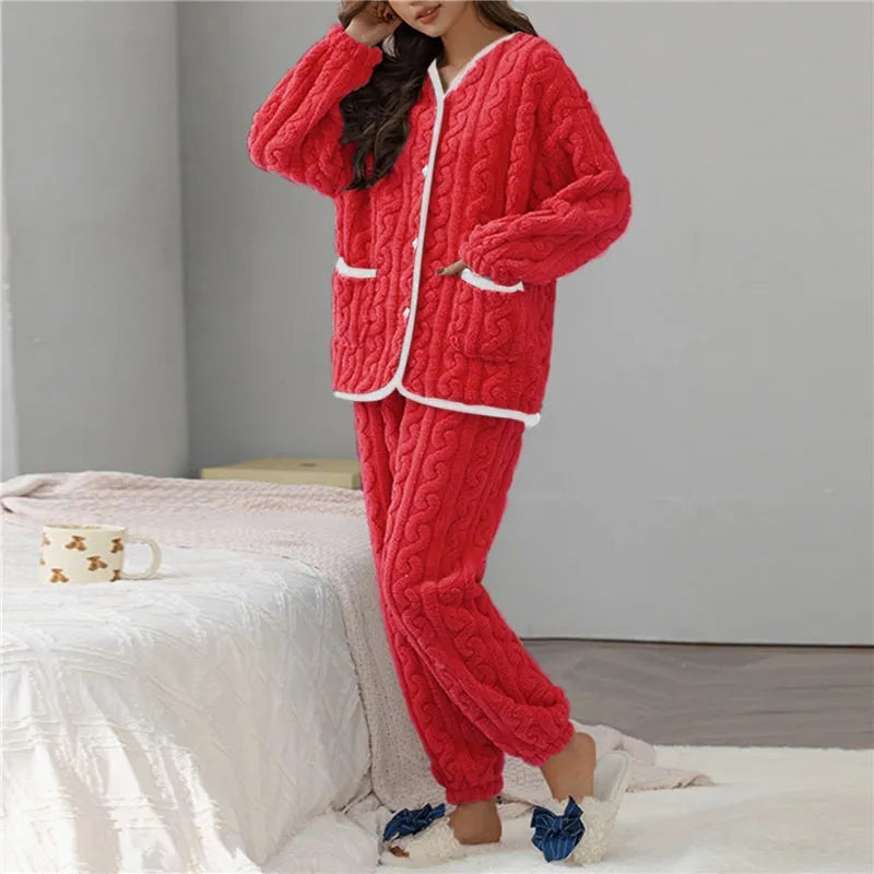 Frau in rotem Fleece-Pyjama-Set mit weißen Details, gemütliche Nachtwäsche, Schlafzimmer.