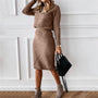 Frau in braunem Strickkleid mit Tasche, Herbstmode, elegantes Outfit, Stiefeletten, Innenraum.