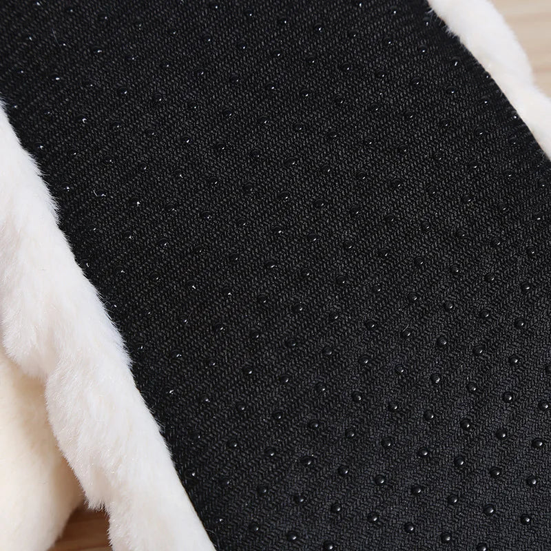 Schwarze rutschfeste Hundedecke mit weichem, weißem Plüschrand, ideal für Haustierkomfort.