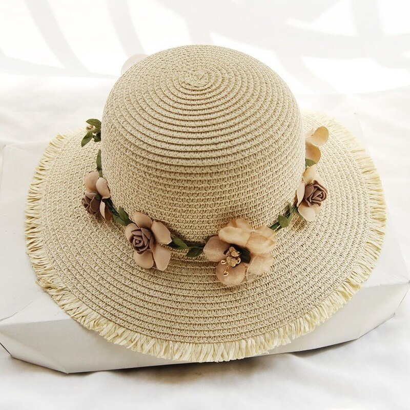 Beiger Damen-Sonnenhut aus Stroh mit Blumenverzierung, ideal für Sommermode und Strand.