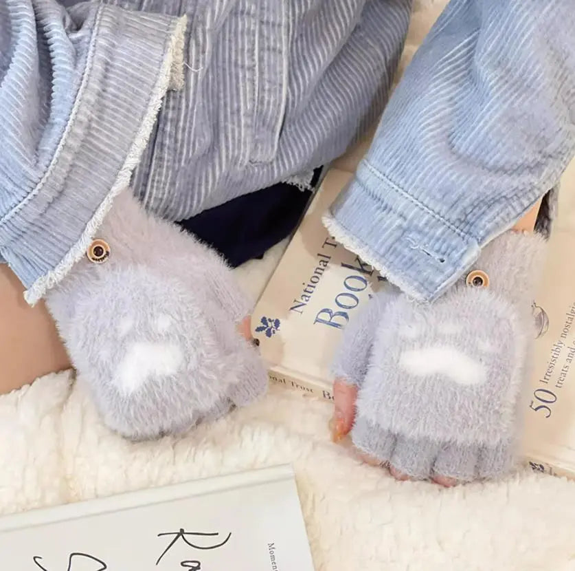 Graue fingerlose Handschuhe aus Plüsch, Damenmode, warm, stilvoll, Winteraccessoire.