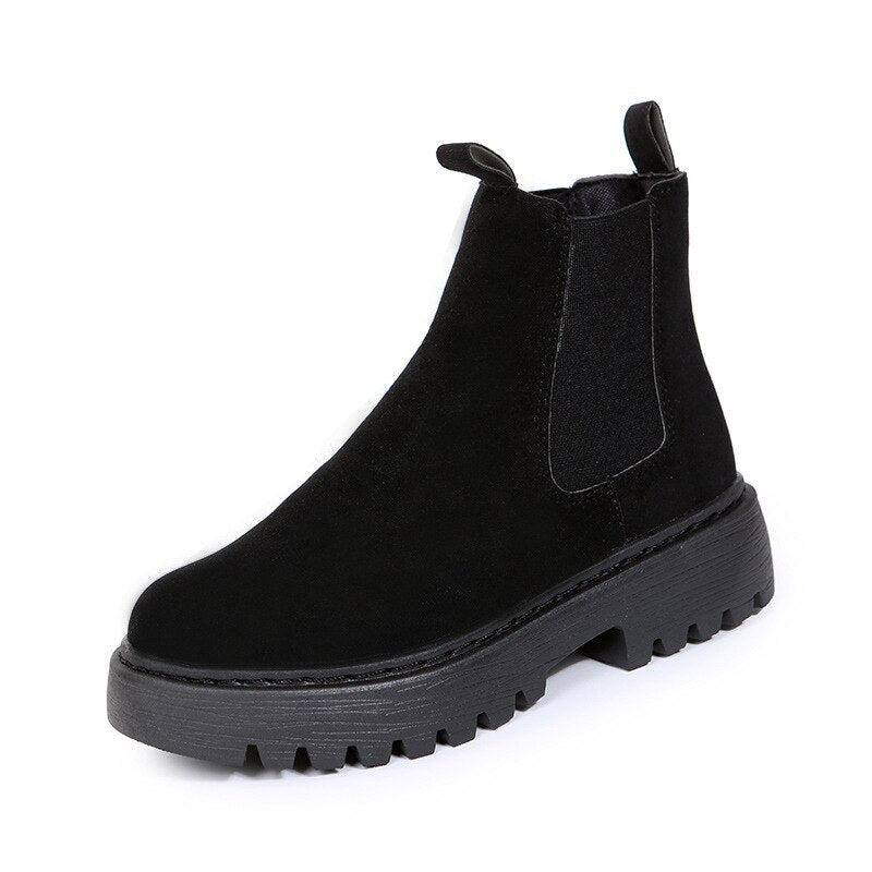 Schwarzer Chelsea-Boot aus Wildleder mit dicker Sohle, modisch und robust.