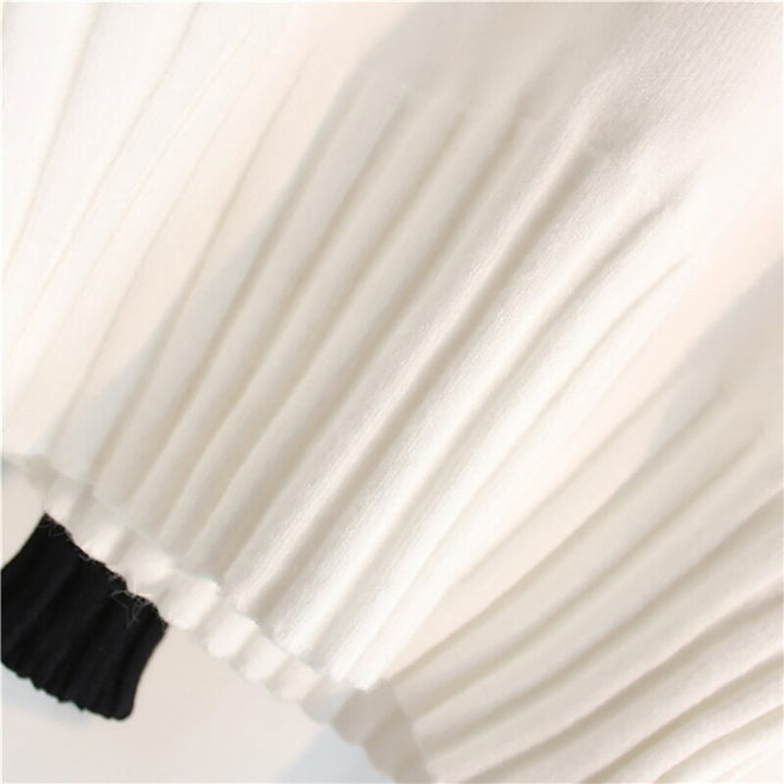 Weiße plissierte Bluse aus Baumwolle, elegantes Design, Damenmode, stilvoller Look.