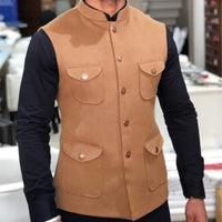 Braune Herrenweste aus Wolle, ärmellos, mit Knöpfen und Taschen, elegantes Design.