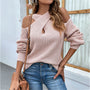 Frau in rosa Strickpullover mit Cut-Outs, Jeans, braune Tasche, modisch, lässig, Herbstmode.