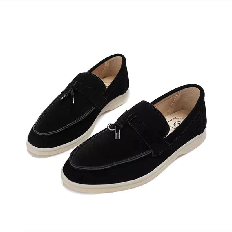 Schwarze Wildleder-Loafer für Herren, elegante Freizeitschuhe mit heller Sohle.