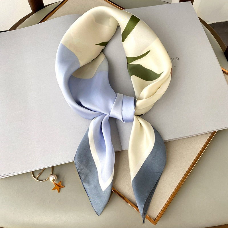 Seidenschal Damen, blau-weiß, florales Muster, modisches Accessoire, elegant, Geschenkidee