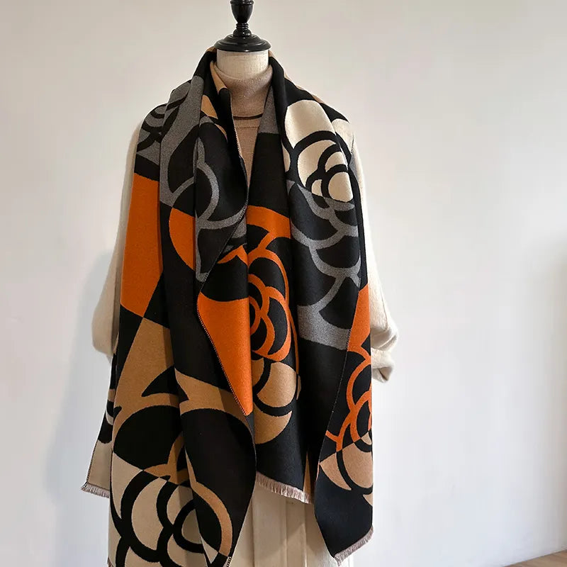 Schal mit Blumenmuster, schwarz-orange-beige, Damenmode, Herbst-Winter-Accessoire.