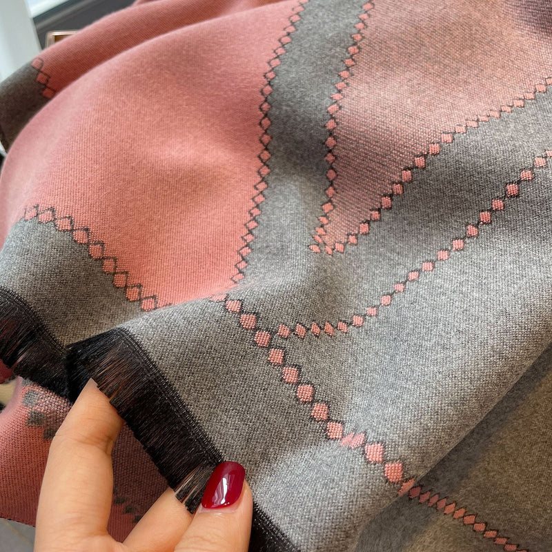 Grauer und rosa Wollschal mit Rautenmuster, weiches Material, Damenmode-Accessoire.