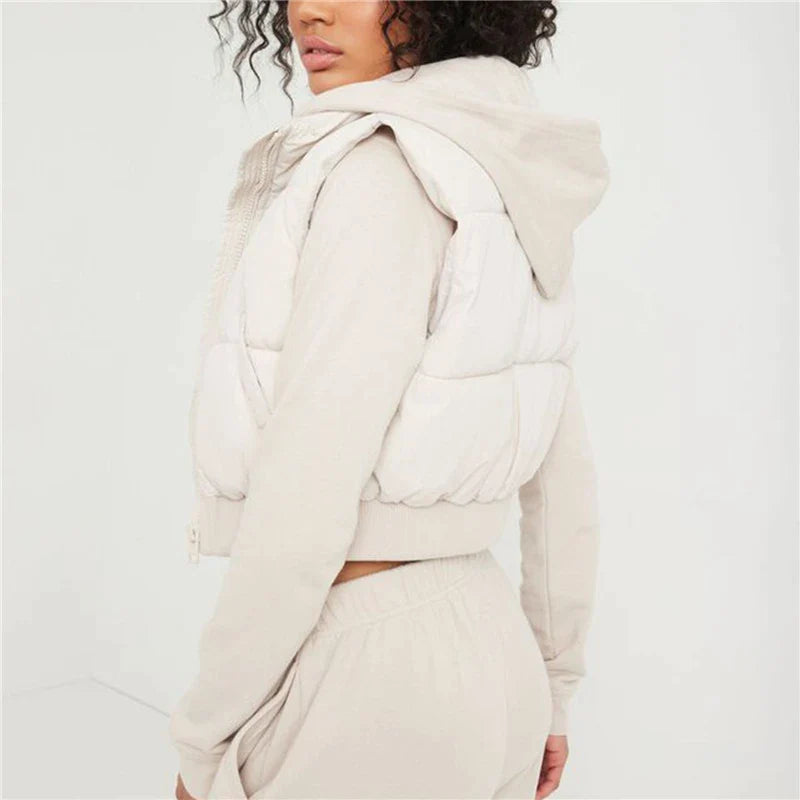 Frau in cremefarbener Kapuzenweste und Jogginghose, modisch, bequem, Freizeitkleidung.