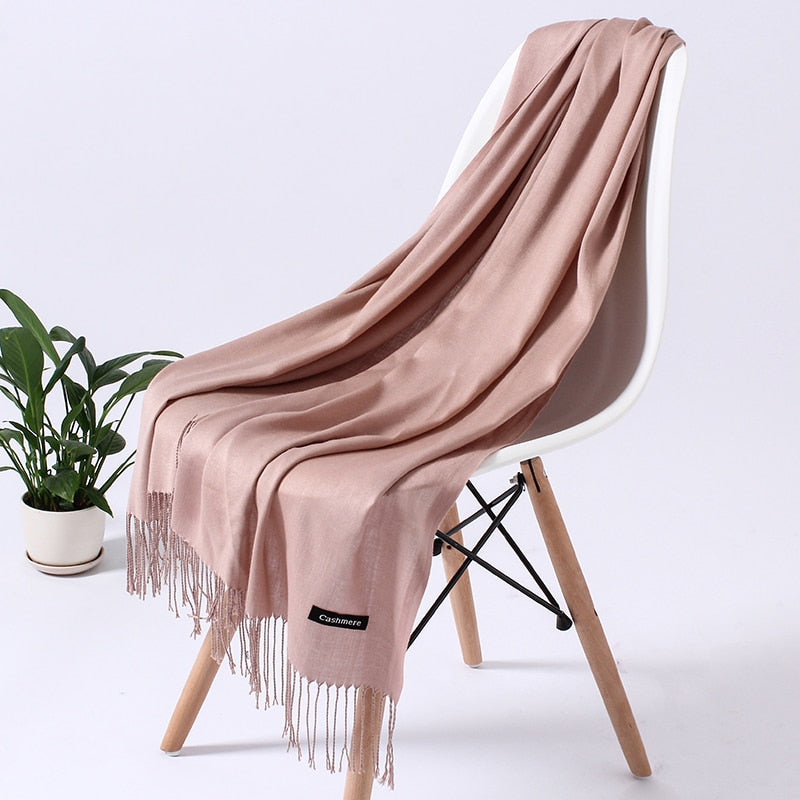 Rosa Kaschmirschal auf weißem Stuhl, weiches Material, elegantes Design, Fransen, Wohnzimmer.