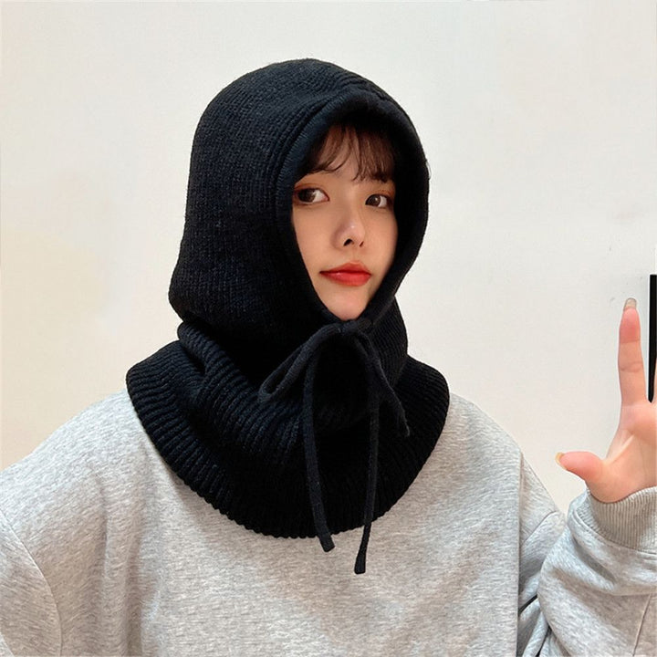 Frau mit schwarzem Strick-Balaclava, Kapuze, Wintermode, warm, stilvoll, gemütlich.