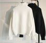 Weiße und schwarze Rollkragenpullover aus Wolle, Damenmode, Herbst-Winter, elegant und warm.