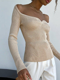Beiger, schulterfreier Strickpullover für Damen, elegant, modisch, langärmelig.