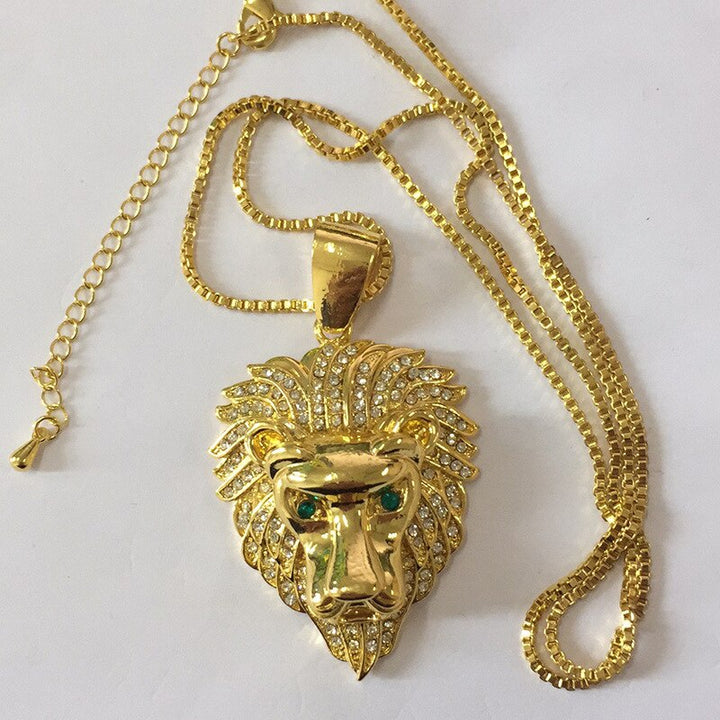 Goldene Löwenkopf-Halskette mit grünen Augen, verziert mit Strasssteinen, modisches Schmuckstück.