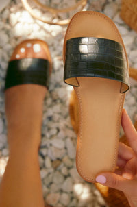 Damen-Sandale, schwarzes Leder, Krokodilprägung, Sommerschuh, flach, bequem, modisch