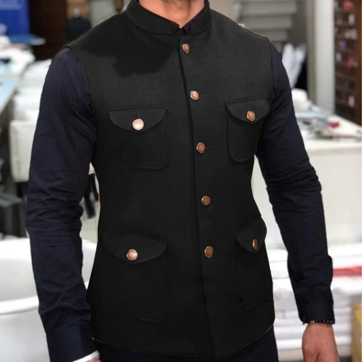 Männerweste Schwarz, Stehkragen, Knöpfe, Taschen, elegantes Design, Herrenmode, Freizeitkleidung.