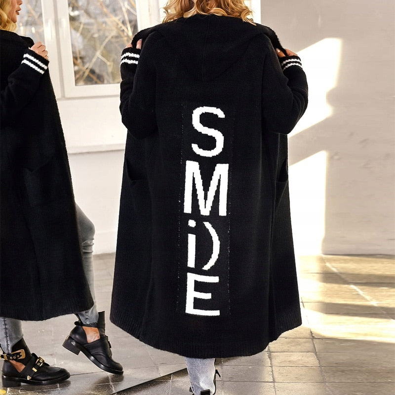 Schwarzer Damenmantel mit Kapuze, "SMILE"-Aufdruck, lässig, warm, Wintermode, Strick.