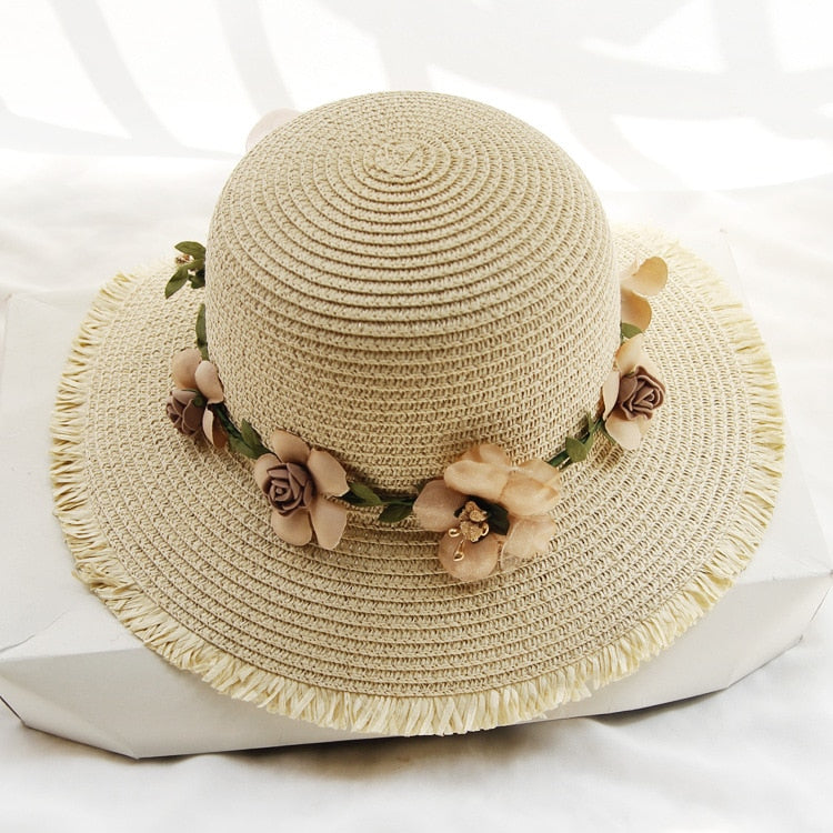 Beiger Damen-Strohhut mit Blumenverzierung, Sommerhut, modisch, elegant, Strandaccessoire.