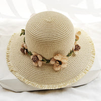 Beiger Damen-Strohhut mit Blumenverzierung, Sommerhut, modisch, elegant, Strandaccessoire.