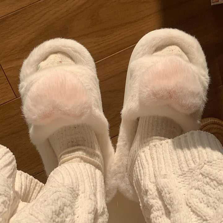 Weiße flauschige Hausschuhe auf Holzfußboden, gemütlich, warm, Damenmode, Winteraccessoire.