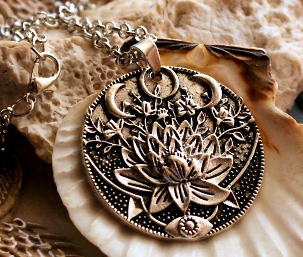 Silberne Lotus-Halskette mit Mondphasen-Anhänger, Boho-Schmuck, Damenaccessoire.