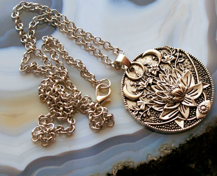 Silberne Halskette mit Lotus-Anhänger, filigranes Design, Schmuck für Damen, Boho-Stil.