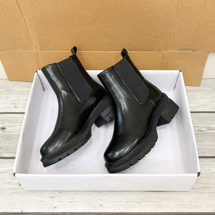 Schwarze Chelsea Boots aus Leder in Schuhkarton, Damenmode, Herbst-Winter-Stiefel.