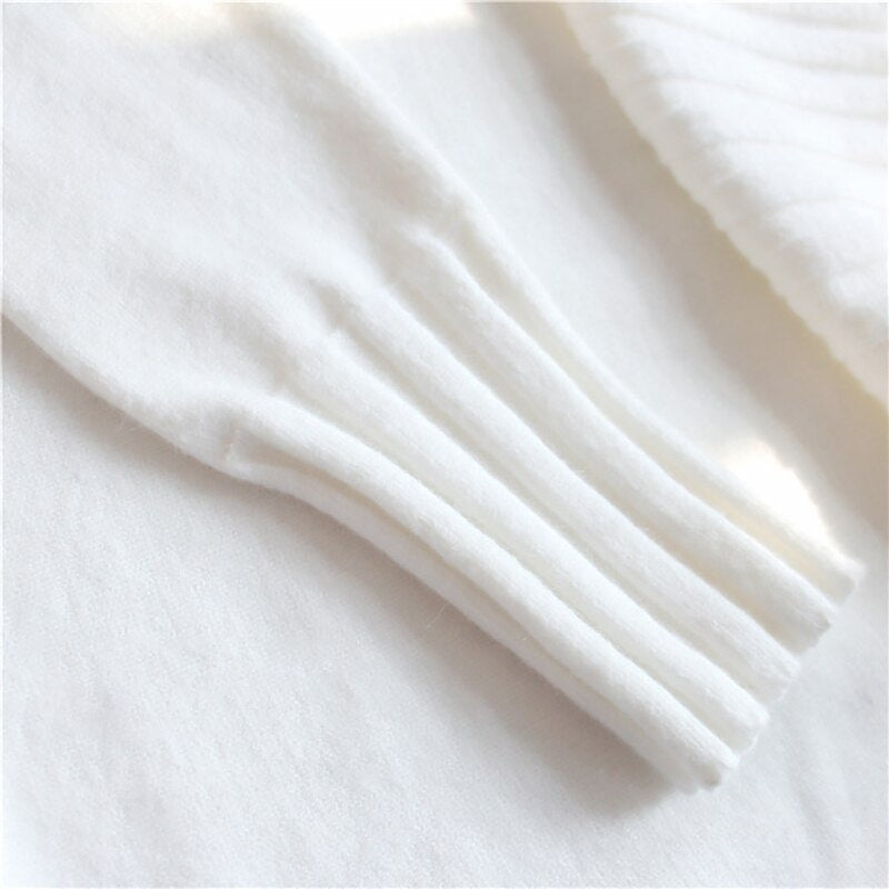 Weiße Baumwollstrickjacke, weiches Material, gerippte Ärmel, modisch, bequem.