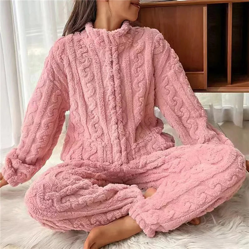 Frau in rosa Fleece-Pyjama-Set, gemütlich, warm, Winterkleidung, Wohnzimmer, Entspannung.