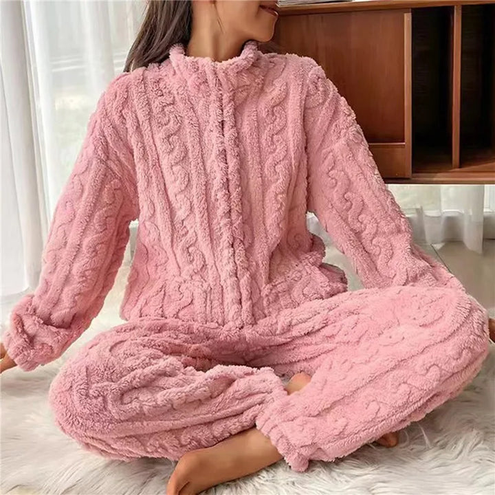 Frau in rosa Fleece-Pyjama-Set, gemütlich, warm, Winterkleidung, Wohnzimmer, Entspannung.