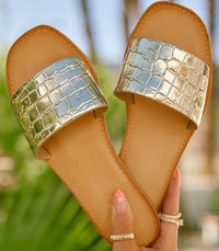 Goldene Damen-Sandalen mit Krokodilprägung, flach, Sommermode, bequem, elegant.