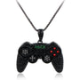 Schwarze Controller-Halskette mit Strasssteinen, Gaming-Schmuck, modisches Accessoire.