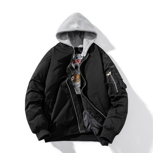 Schwarze Bomberjacke mit grauer Kapuze, Reißverschluss, Taschen, Herrenmode, lässiger Stil.
