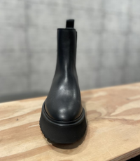 Schwarzer Lederstiefel mit Plateau, Damenmode, elegantes Design, Herbst-Winter-Schuhwerk.