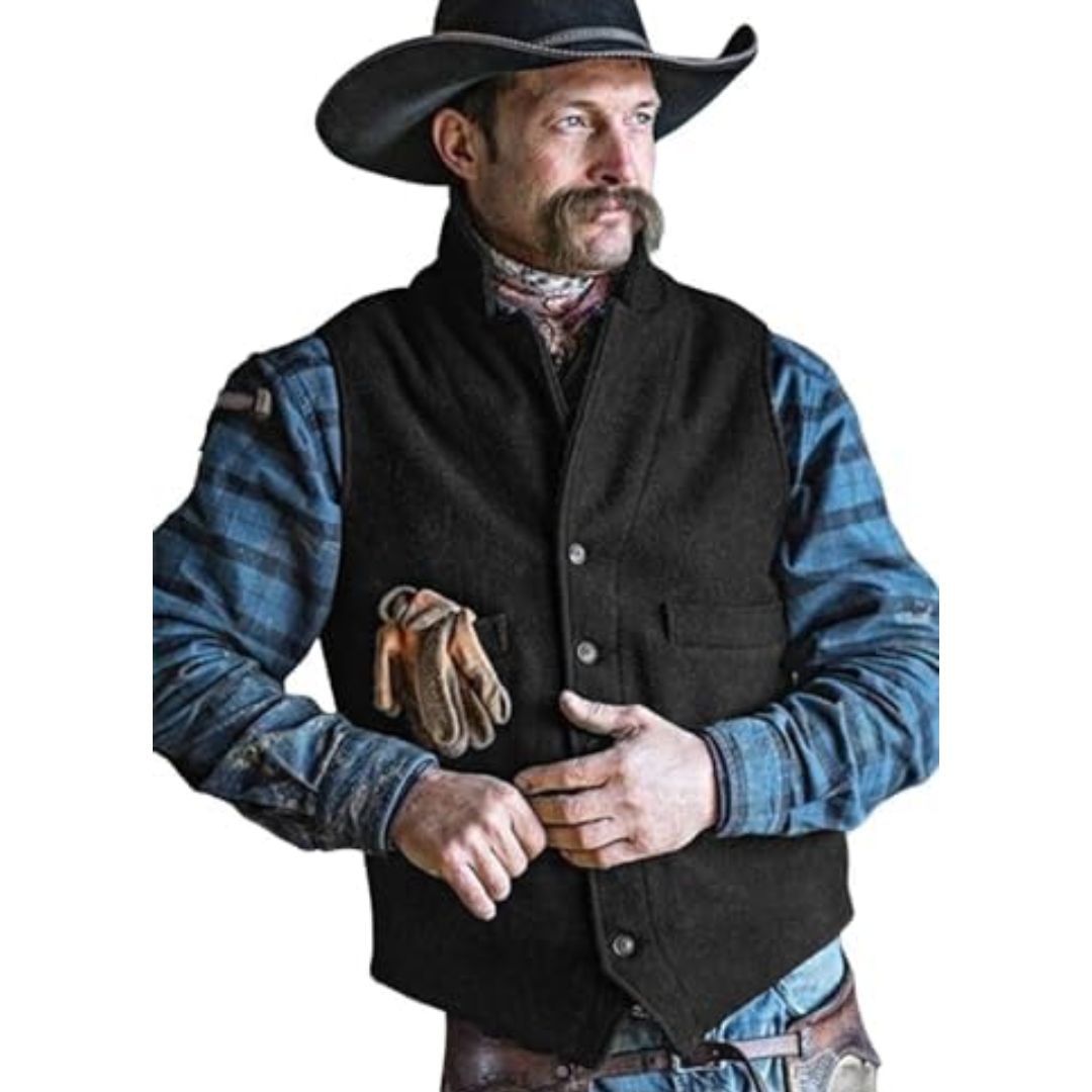 Mann in schwarzer Weste und Cowboyhut, kariertes Hemd, Lederhandschuhe, Westernstil.