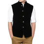 Schwarze Herrenweste, ärmellos, mit Knöpfen, über weißem Hemd, modisch, elegant.