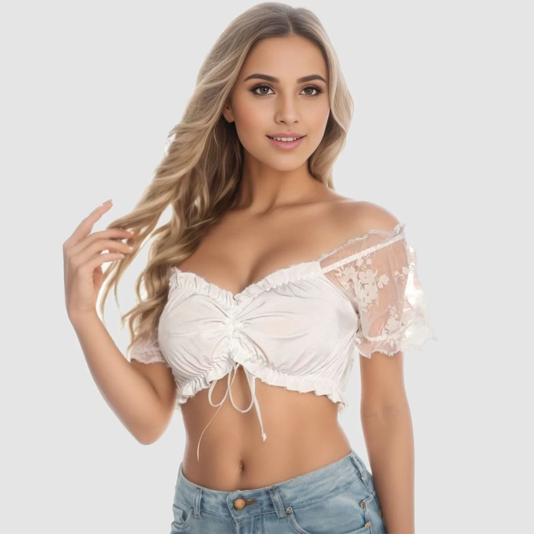 Frau in weißem Spitzen-Crop-Top, schulterfrei, mit blonden Haaren, modisch, elegant.