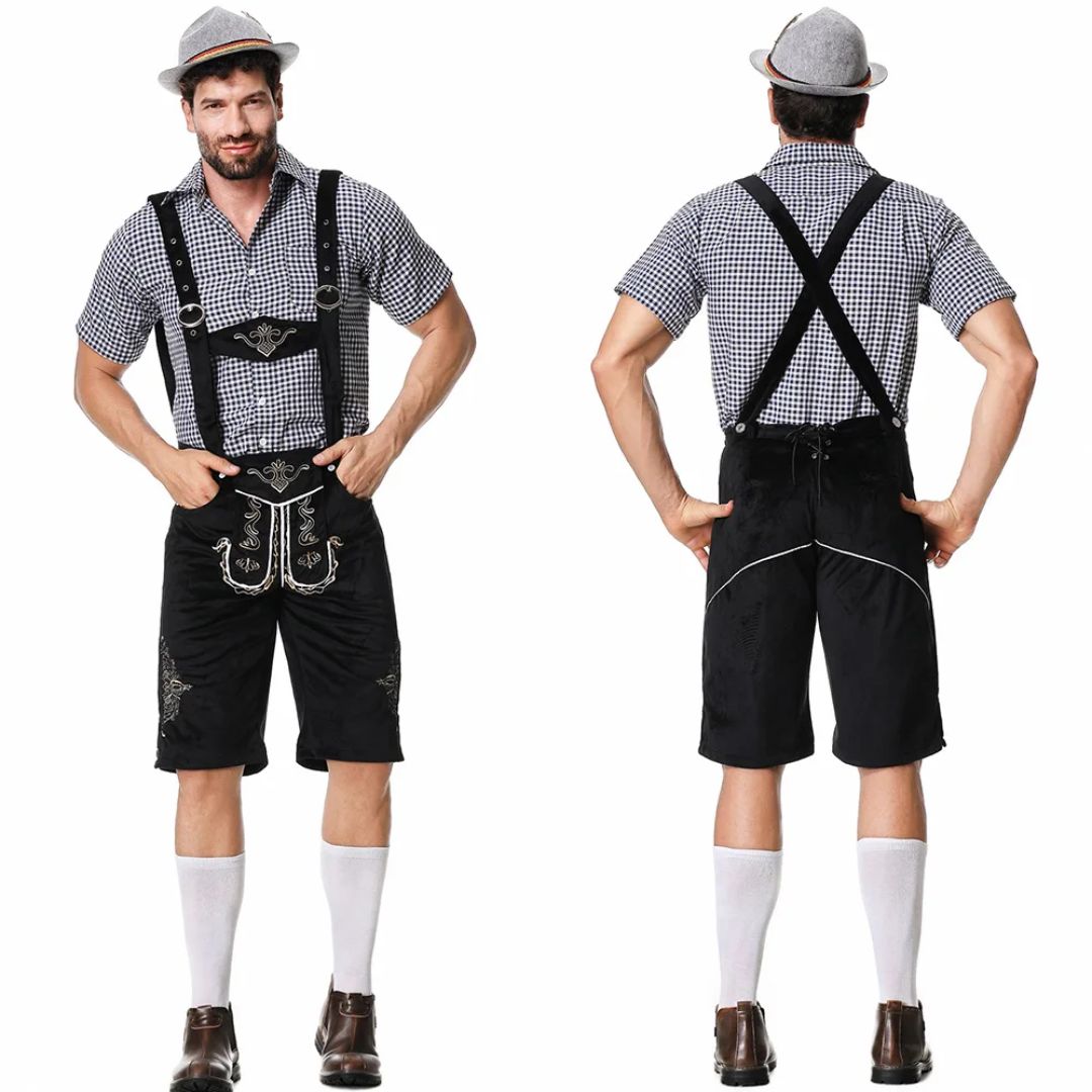 Mann in traditioneller bayerischer Tracht mit Lederhose, kariertem Hemd und Hut, Oktoberfest-Outfit.