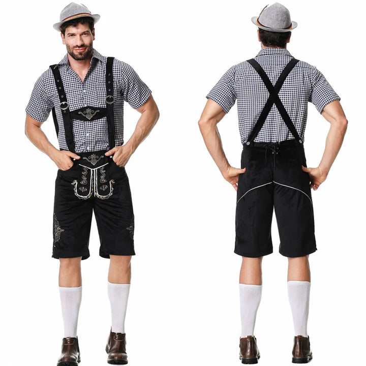 Mann in traditioneller bayerischer Tracht mit Lederhose, kariertem Hemd und Hut, Oktoberfest-Outfit.